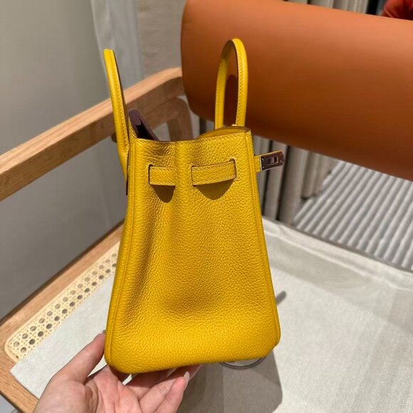 Classic Hermes Bag: A Stylish and Versatile Choice for Elegance - Picture 5 of 6